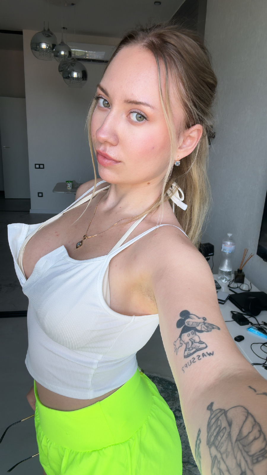 KateV in her underwear in Taichung