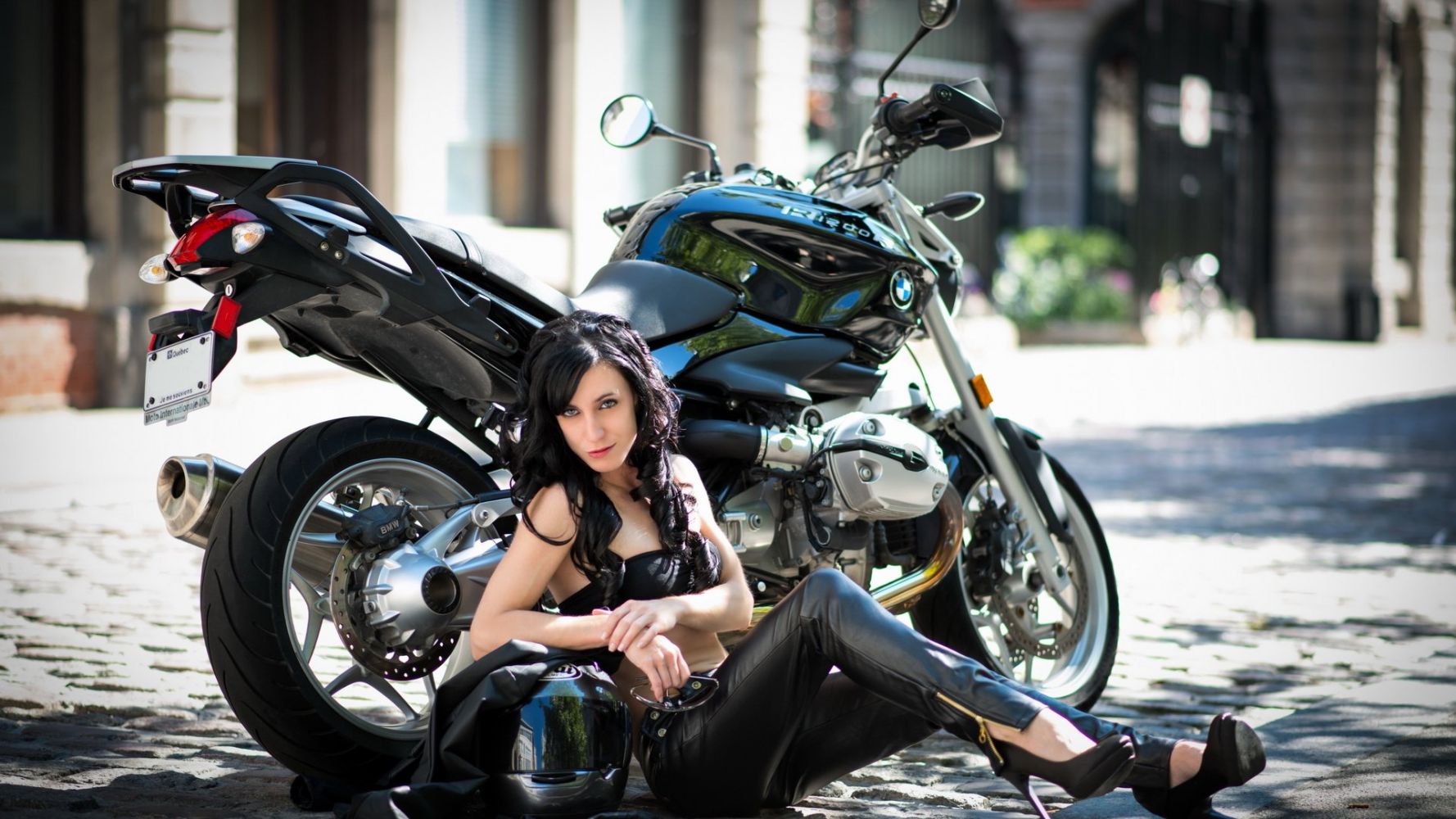 Fresh photos, fresh mood — European women on bikes online in Taichung